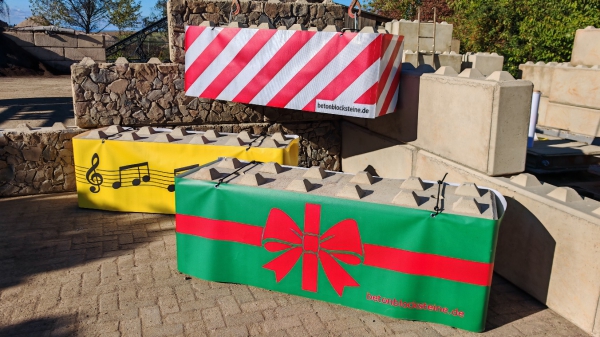BLOCKOCOVER - Binden fuer Betonblocksteine. Verschönern Ihre Veranstaltung. IHr Weihnachtsmarkt wird festlicher.