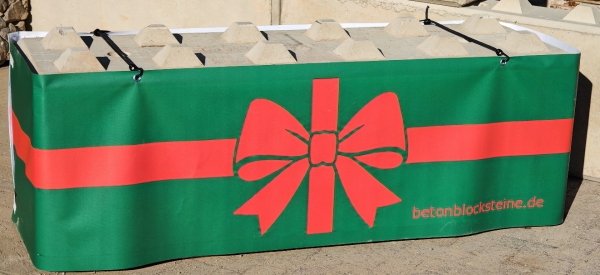 BLOCKOCOVER Geschenk - die Binde für Betonblocksteine, die Ihren Weihnachtsmarkt festlicher erscheinen lässt.