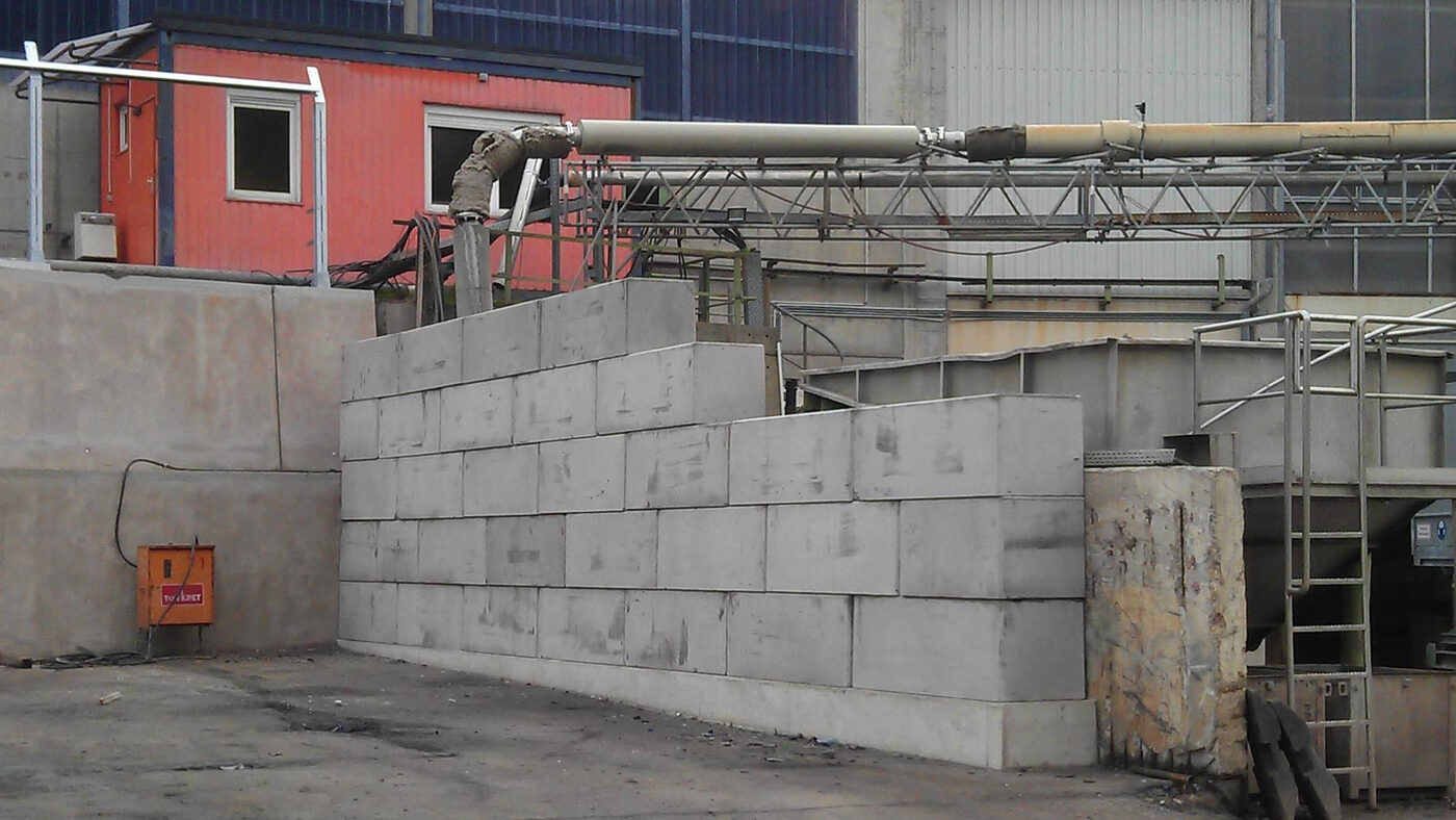 Aufgebaute Betonblocksteinwand auf einer Industriefläche