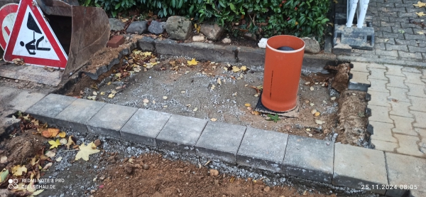 Typischer Einsatz: F1 erdfeuchter Beton als Untergrund für Pflasterarbeiten F1 erdfeuchter Beton als Untergrund für Pflasterarbeiten