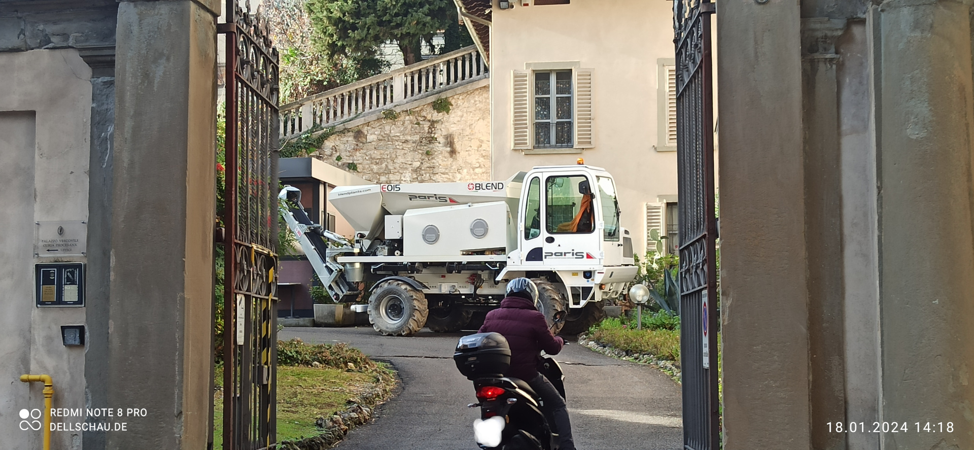 BLEND E15 in dem engen Bergamo Alto - ein Zufallsbild. BLEND E15 in dem engen Bergamo Alto - ein Zufallsbild.