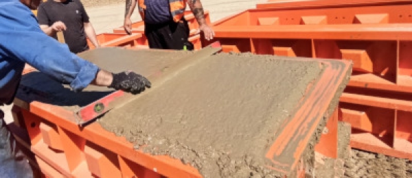 Das wird ein Betonblockstein aus Recyclingmaterial. Betonblocksteine giessen