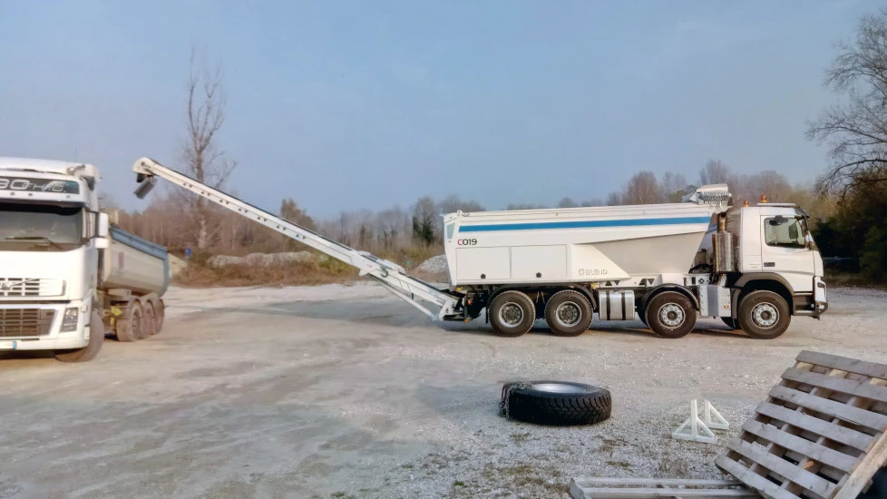 Transport VerladeLKW mit Förderband BLEND C19